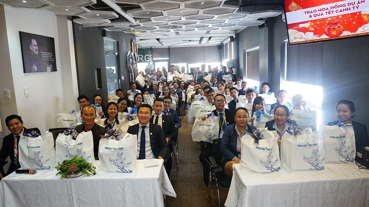 Trao hoa hồng và Quà tết 2020